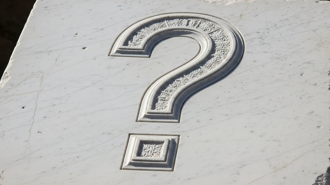 Biểu tượng dấu chấm hỏi được chạm khắc tinh xảo tr&ecirc;n một phiến đ&aacute; cẩm thạch 